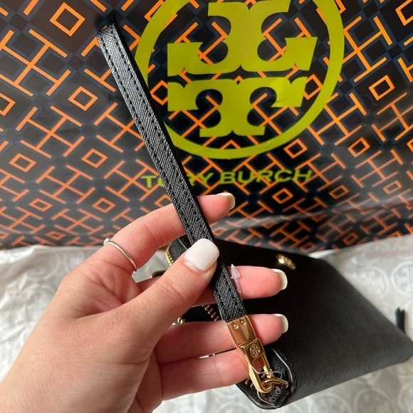 Tory Burch Robinson Passport Continental Wallet Black Gold